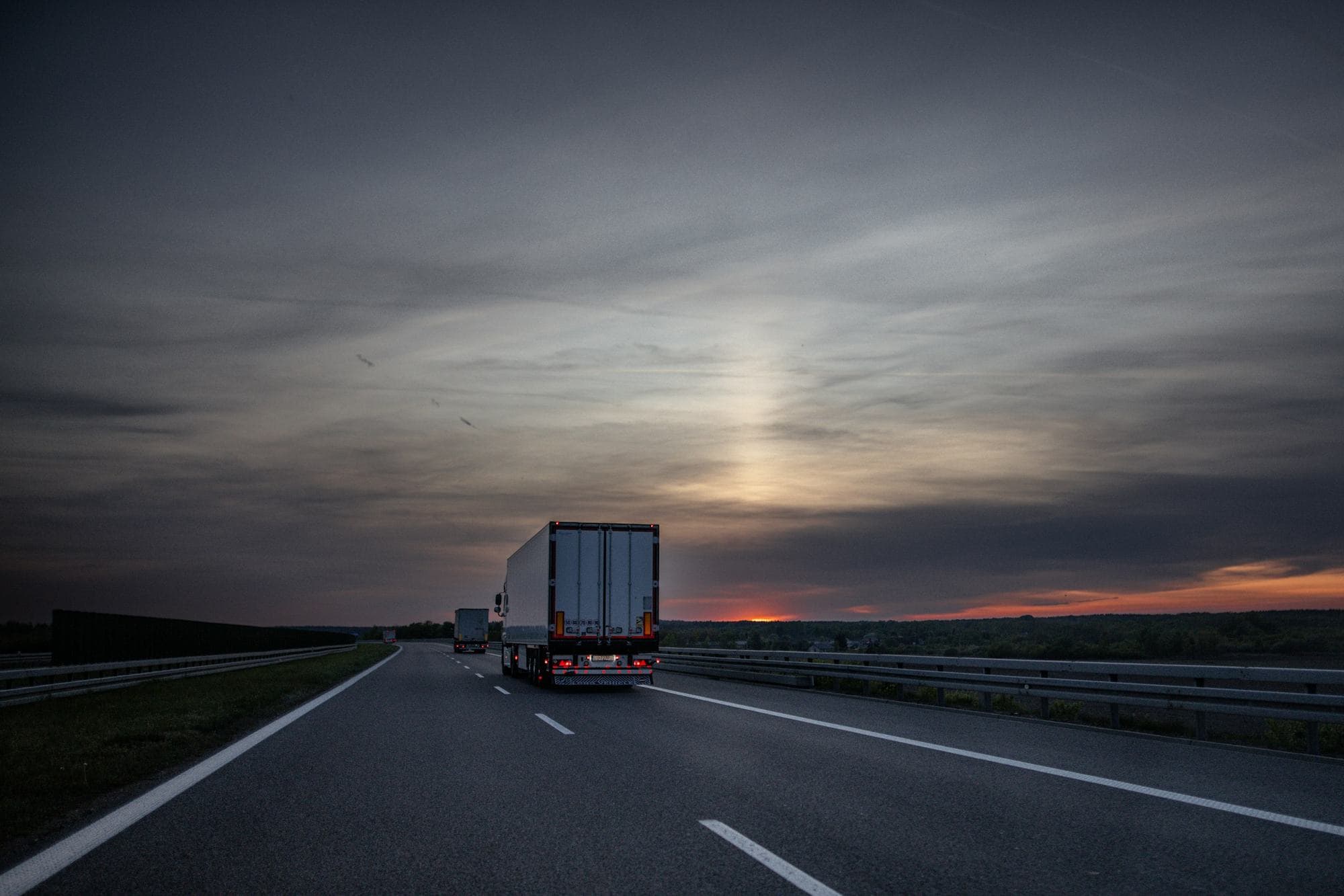 LKW auf der Autobahn in der Abenddämmerung