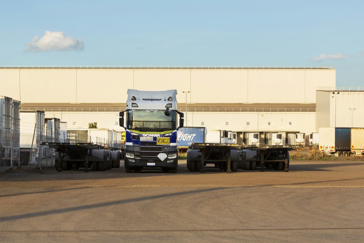 LKW an der Laderampe eines Logistikzentrums