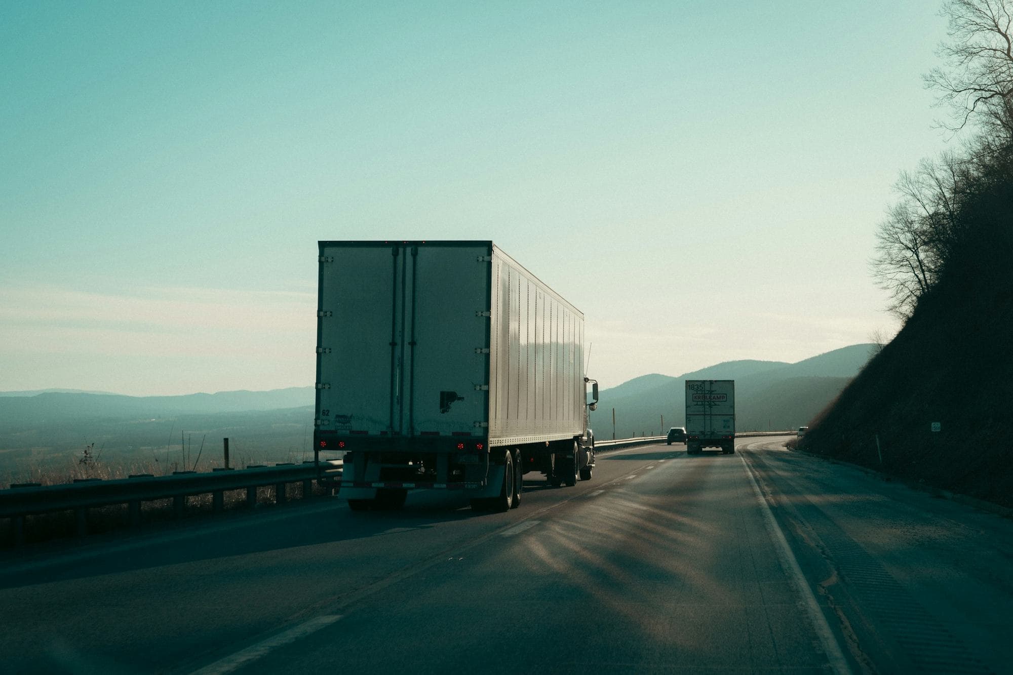 Zwei LKW auf der Autobahn